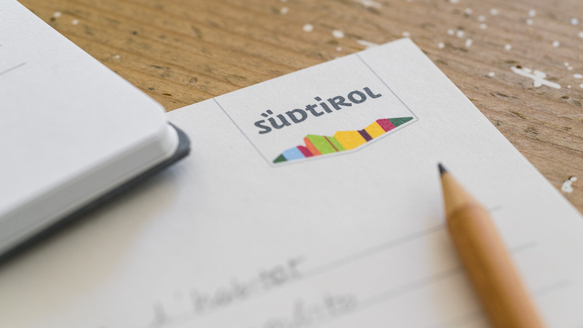 Un blocco per appunti con il marchio Alto Adige pointer stampato in alto a destra. | © IDM-Südtirol/ Marco Parisi